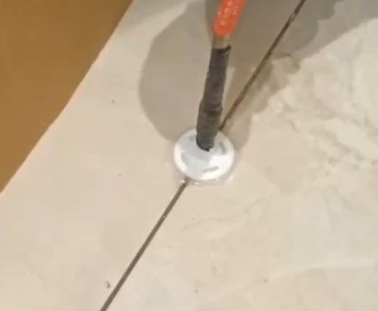 沁县瓷砖空鼓维修公司专业解答瓷砖在铺贴过程中，如果没有涂抹均匀到位的粘结材料（如水泥砂浆或瓷砖胶），可能会导致以下问题